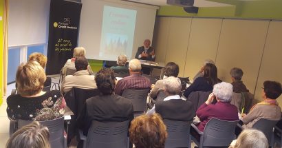 Els usuaris de L’espai conversen amb Dallerès sobre ‘Frontera endins’