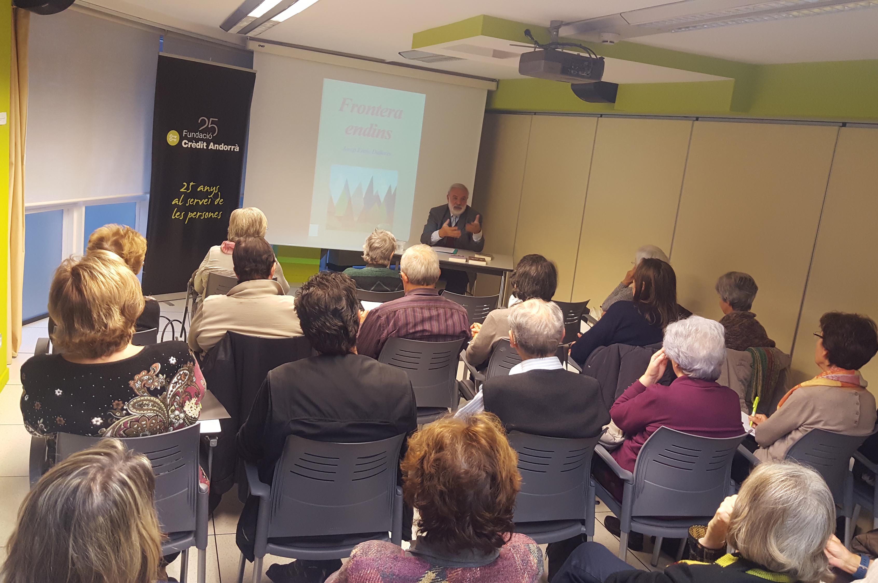 Els usuaris de L’espai conversen amb Dallerès sobre ‘Frontera endins’