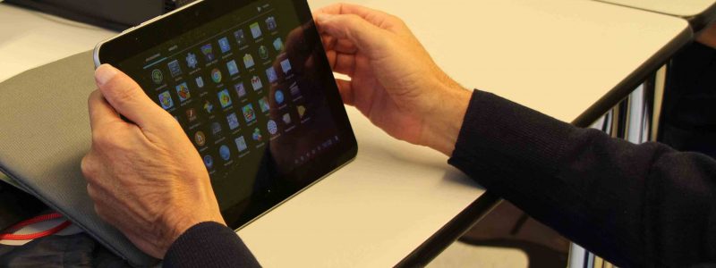 Taller xarxes socials amb tauleta tàctil i telèfon