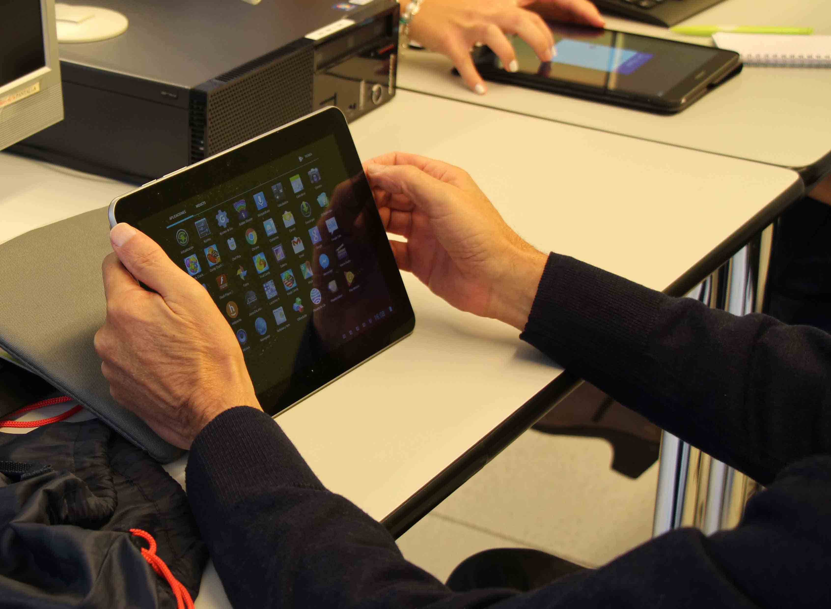 Taller xarxes socials amb tauleta tàctil i telèfon 1 Taller xarxes socials amb tauleta tàctil i telèfon