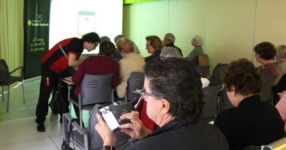 Els usuaris de L’espai aprenen a fer servir l’app d’emergències de la Creu Roja