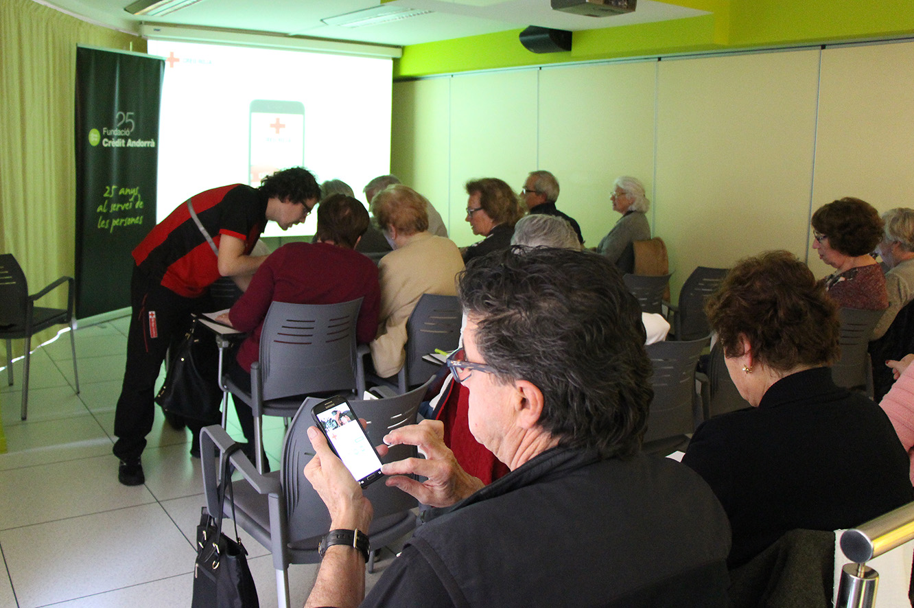 Els usuaris de L’espai aprenen a fer servir l’app d’emergències de la Creu Roja