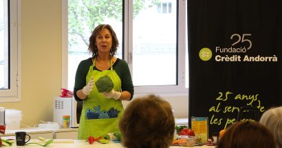 Marta Pons explica als usuaris de L’espai com preparar una amanida completa i saludable