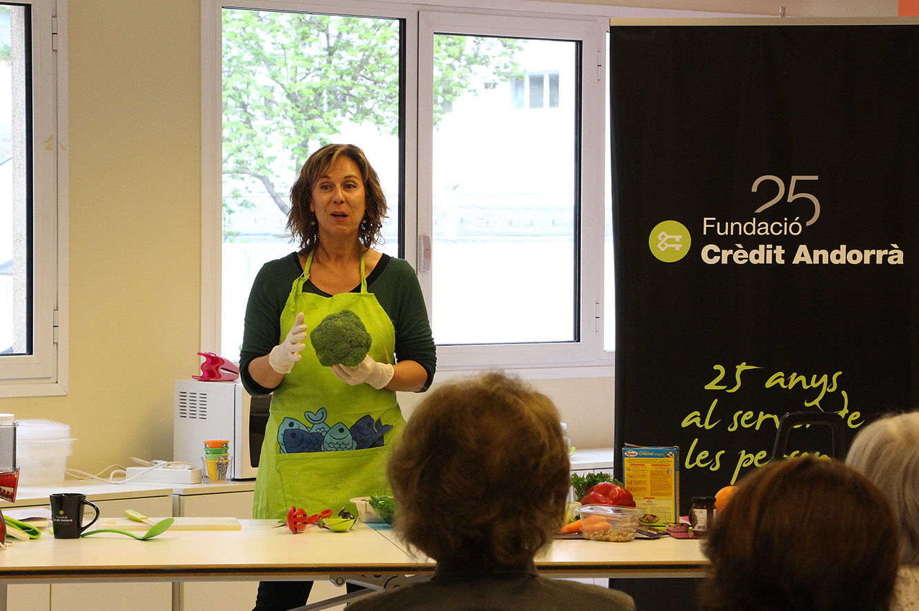 Marta Pons explica als usuaris de L’espai com preparar una amanida completa i saludable