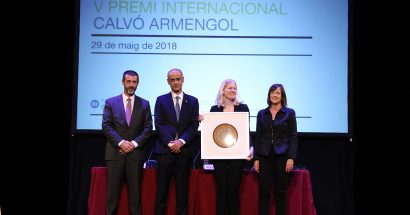 La professora Melissa Dell recull el V Premi Internacional Calvó Armengol