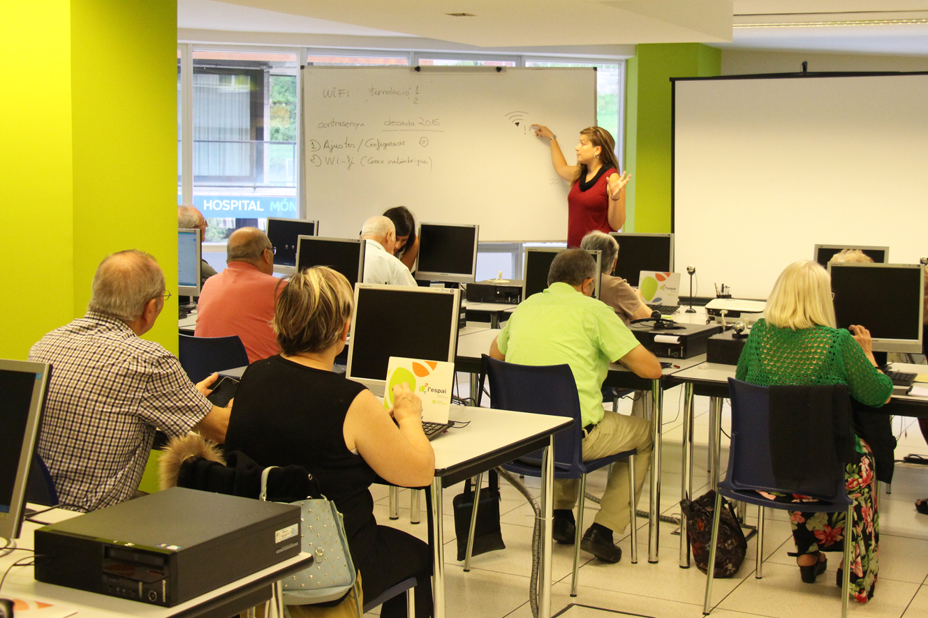 Un taller sobre telèfons mòbils i internet dona el tret de sortida a la nova temporada de L’espai