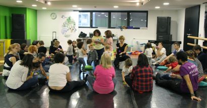 La Fundació ONCA proposa un cap de setmana de tallers per reforçar el vincle entre els nadons i els seus pares