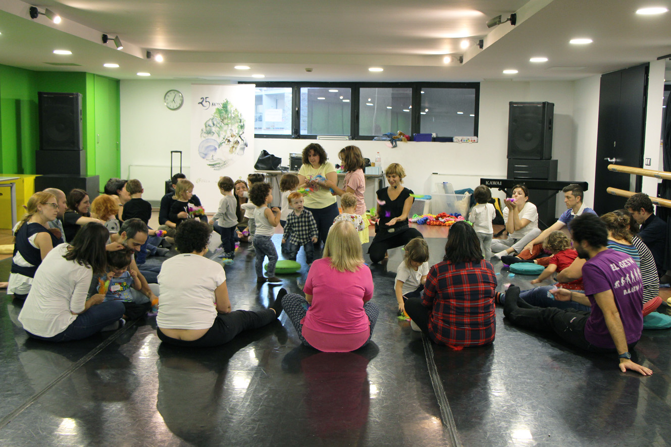 La Fundació ONCA proposa un cap de setmana de tallers per reforçar el vincle entre els nadons i els seus pares