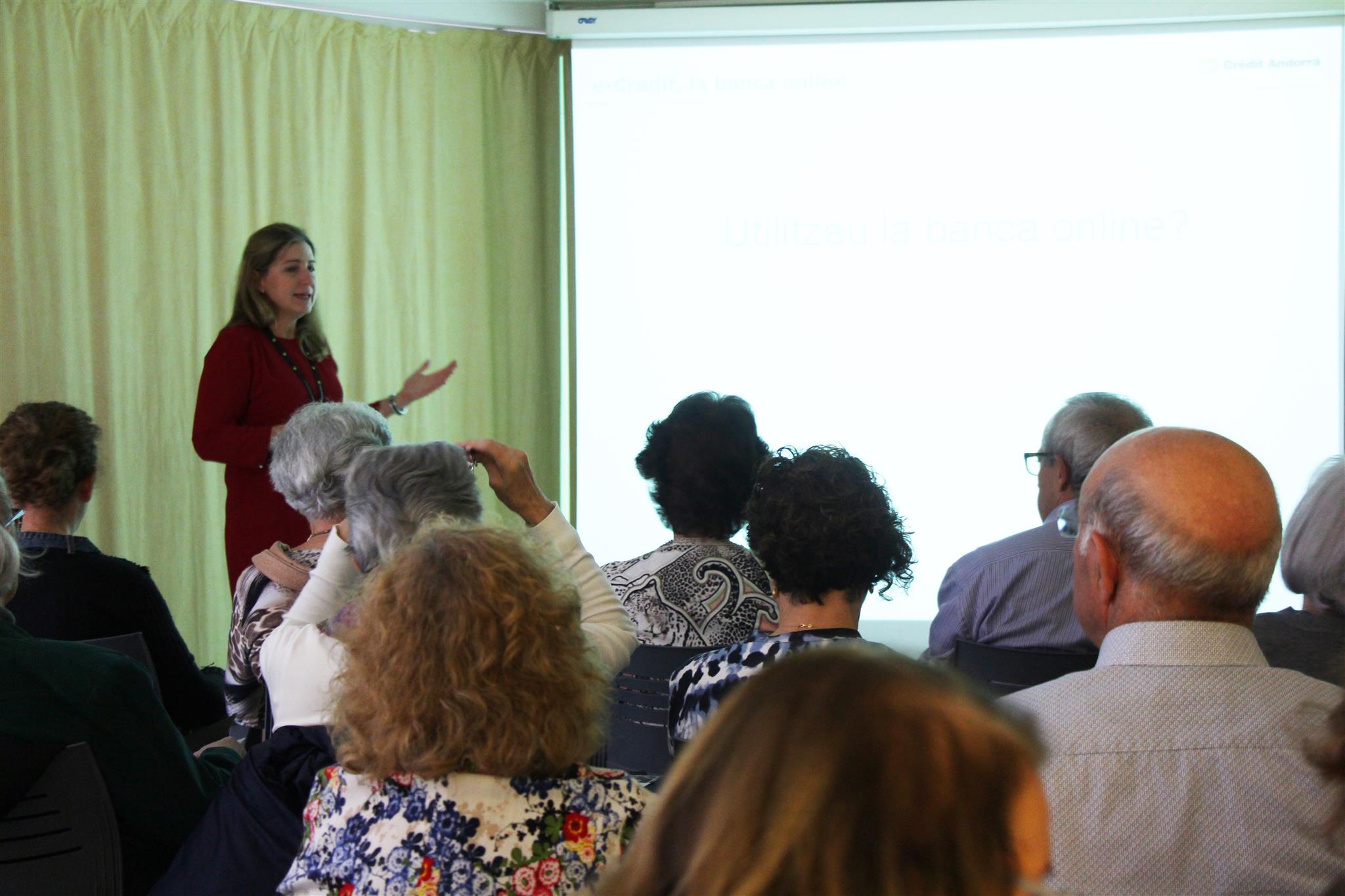 Els usuaris de L’espai s’endinsen en el món de la banca ‘online’