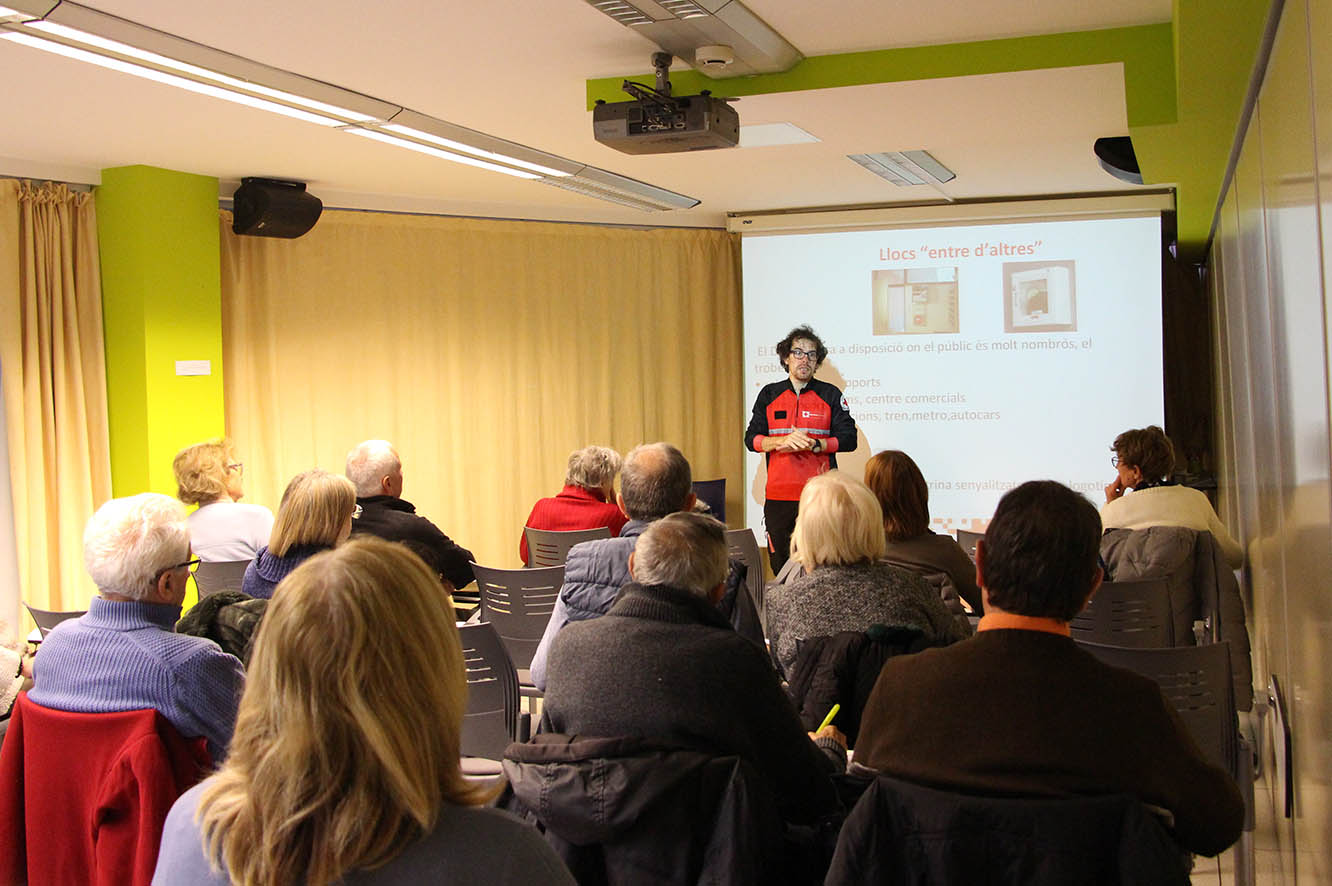 Els usuaris de L’espai aprenen com funciona un desfibril·lador