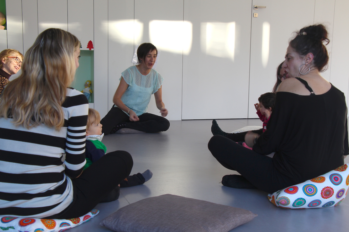 Una quinzena d’infants entre 0 i 3 anys participen al taller Sonadons
