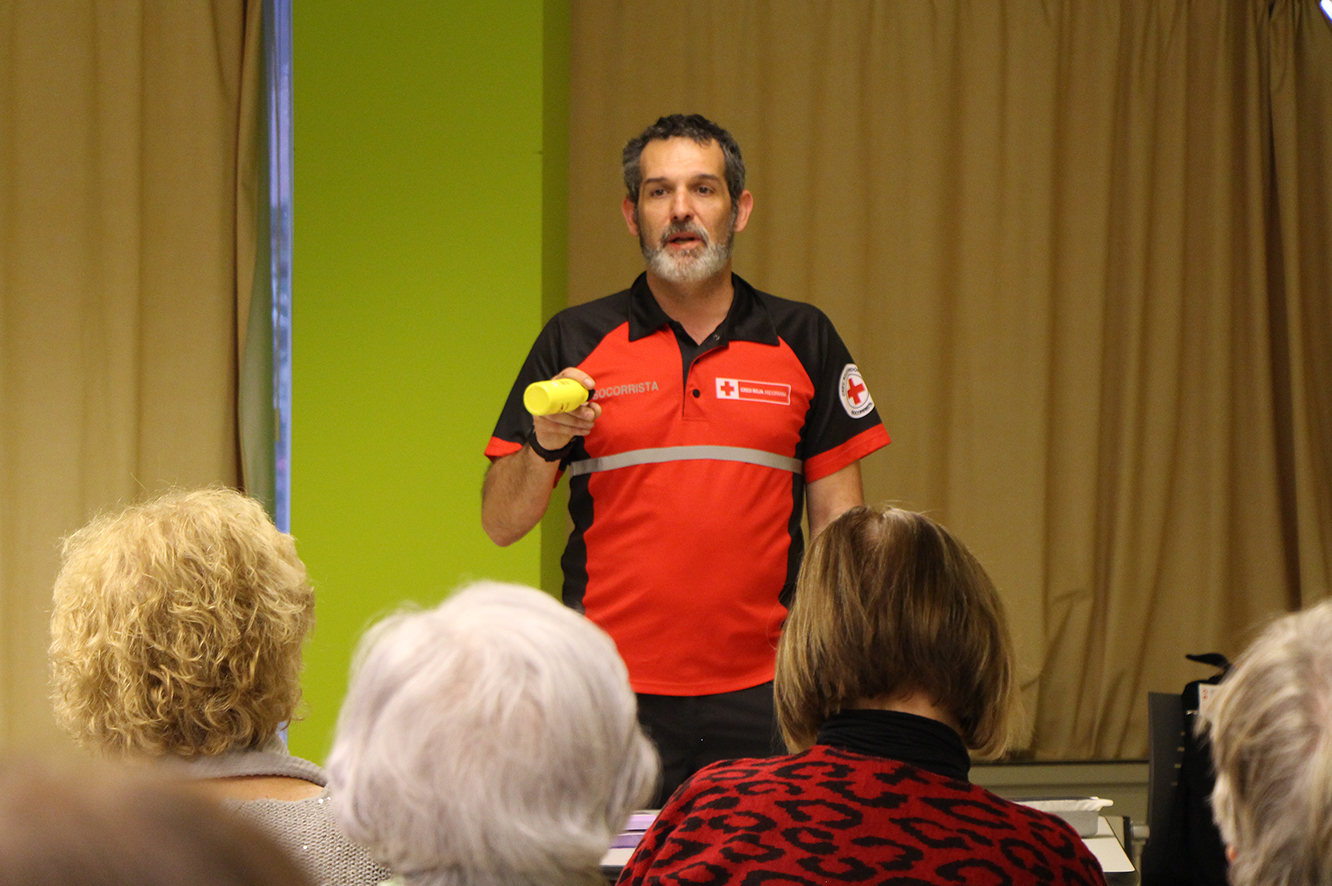 Els usuaris de L’espai aprenen què ha de contenir una farmaciola