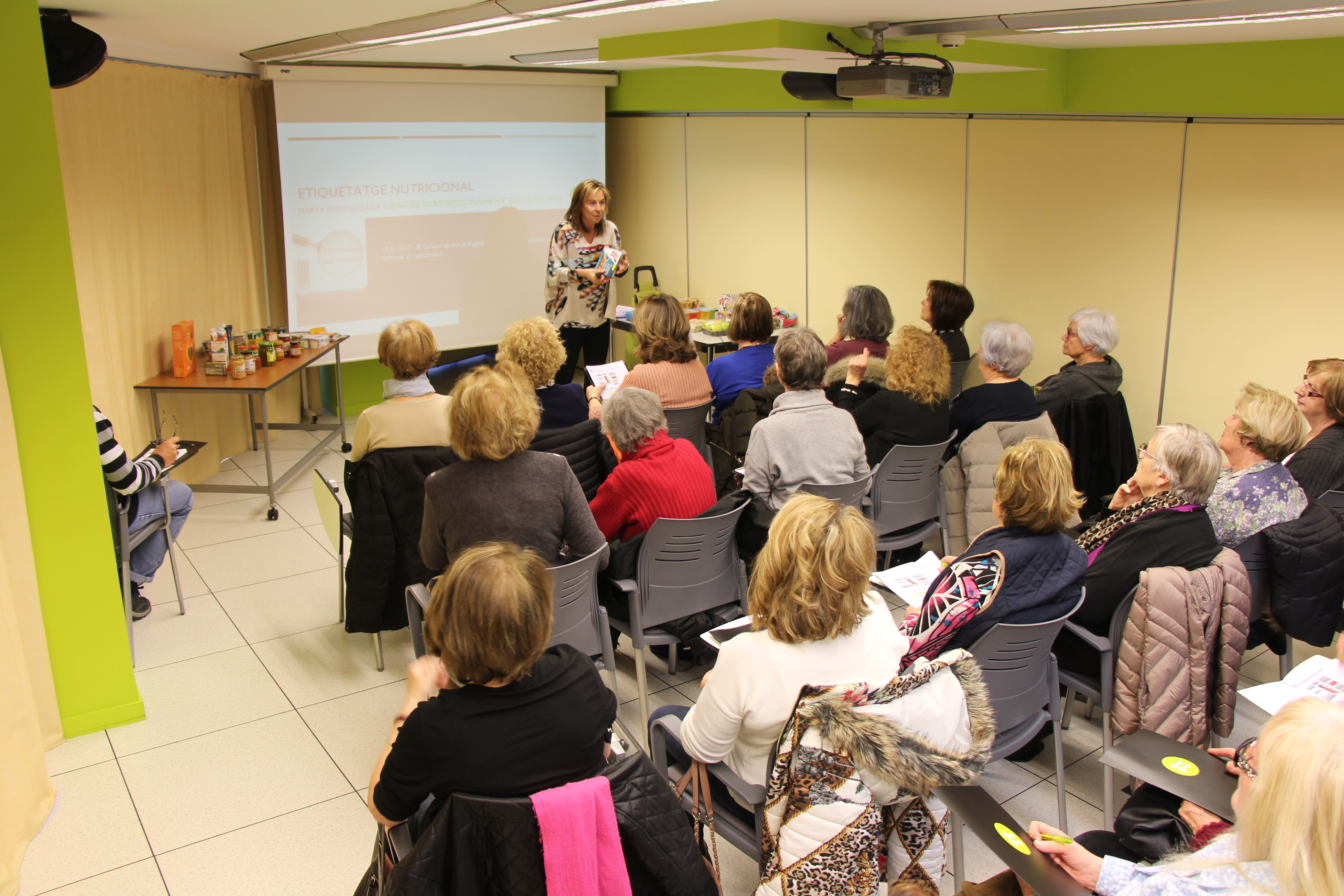 Els usuaris de L’espai aprenen a identificar el valor nutricional dels aliments
