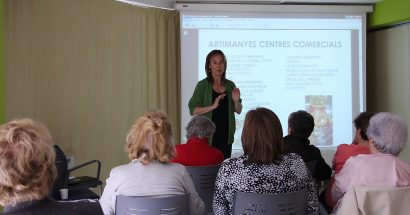 Marta Pons explica als usuaris de L’espai la importància de fer una bona compra