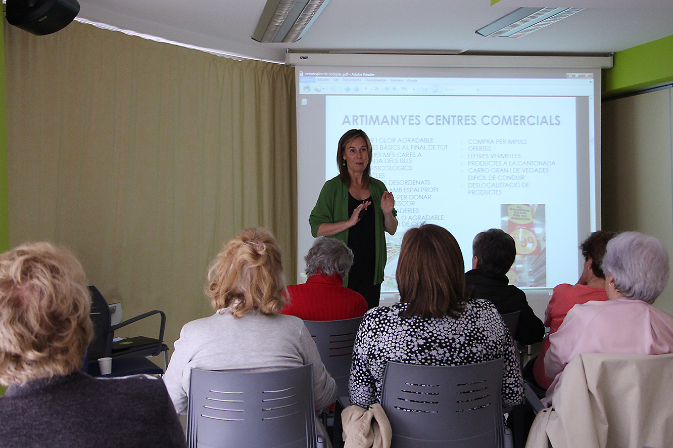 Marta Pons explica als usuaris de L’espai la importància de fer una bona compra