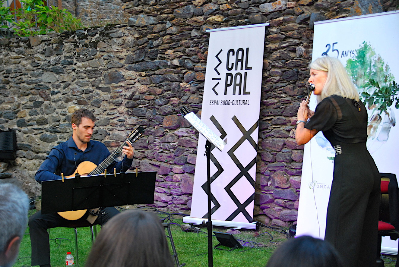 La guitarra de Font i la flauta de Downes diverteixen el públic de Cal Pal