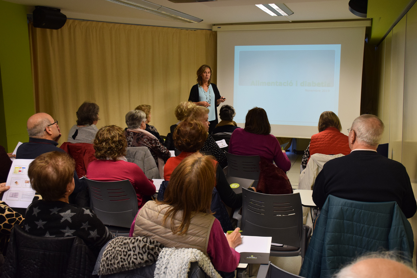 Marta Pons ofereix les claus als usuaris de L’espai per prevenir la diabetis i assolir una alimentació saludable