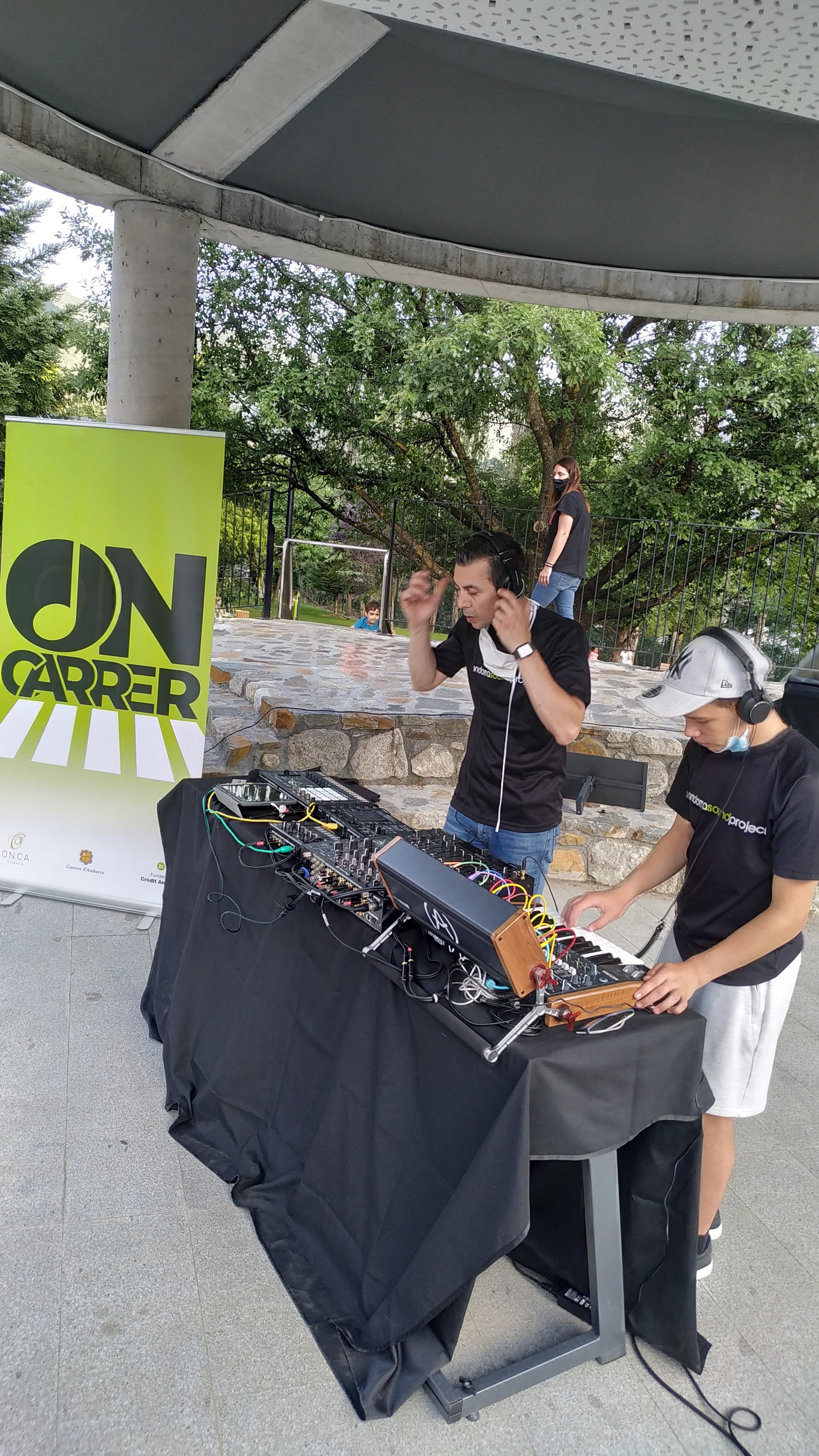 ON-CARRER · HOLT & VUELCOM