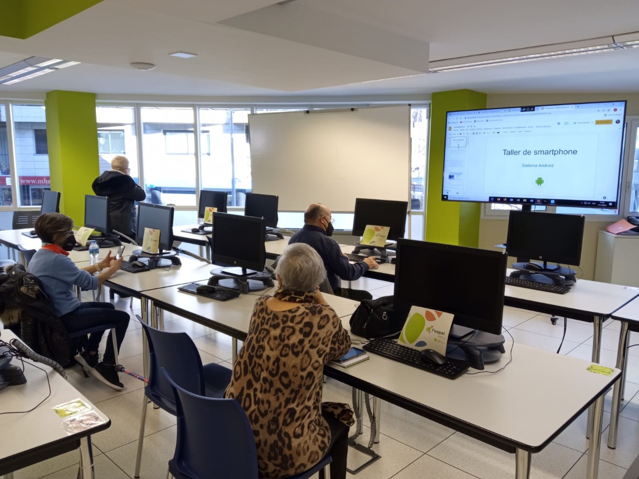 L’espai enceta nova temporada amb un taller de telèfons mòbils i internet