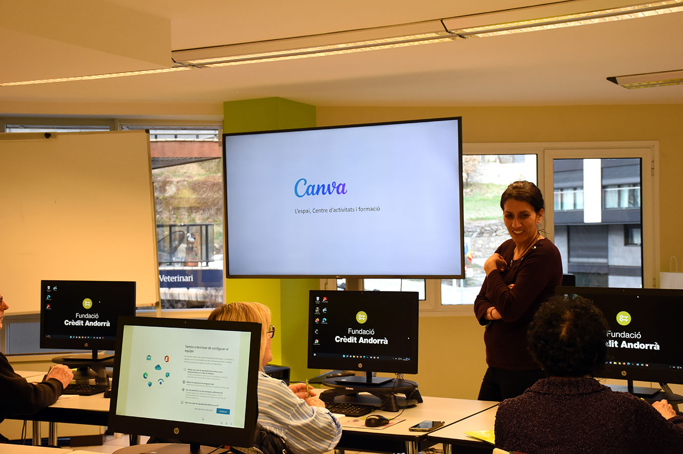 Una vintena d’usuaris de L’espai pren part en el taller de Canva