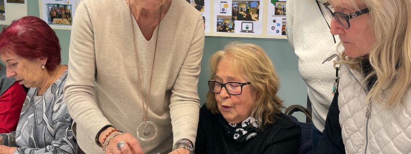 Taller intergeneracional de decoració de gorres · AVIM