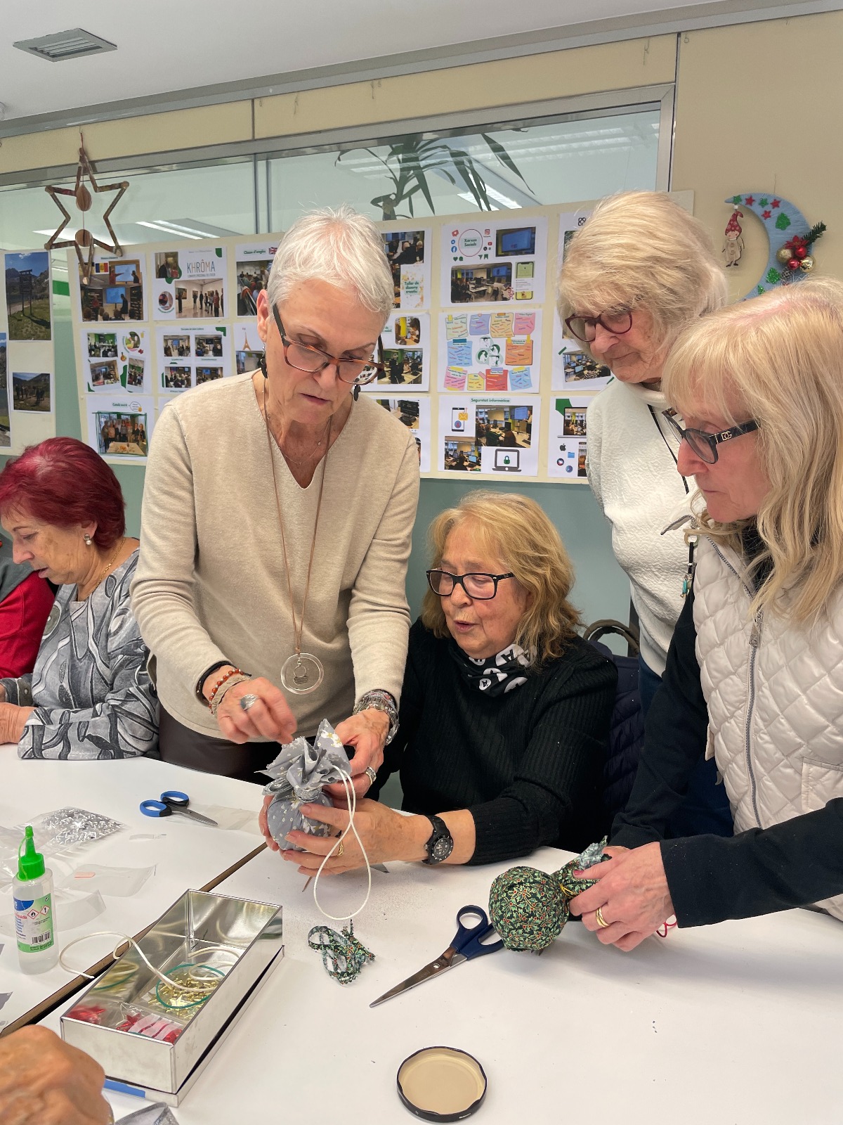 Taller intergeneracional de decoració de gorres · AVIM 1 Taller intergeneracional de decoració de gorres · AVIM